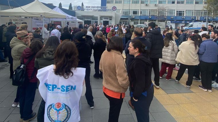 Ege Üniversitesi Hastanesi’nde Sağlık Çalışanları Ayakta: Adalet İçin İş Bıraktılar